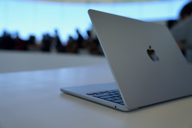 Ảnh thực tế MacBook Air M2: Thiết kế mới nhẹ hơn Air M1, màn hình &quot;tai thỏ&quot;, có sạc MagSafe - Ảnh 2.