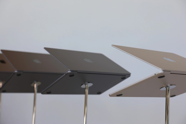 Ảnh thực tế MacBook Air M2: Thiết kế mới nhẹ hơn Air M1, màn hình &quot;tai thỏ&quot;, có sạc MagSafe - Ảnh 3.