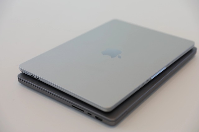 Ảnh thực tế MacBook Air M2: Thiết kế mới nhẹ hơn Air M1, màn hình &quot;tai thỏ&quot;, có sạc MagSafe - Ảnh 4.