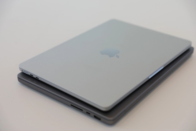 Ảnh thực tế MacBook Air M2: Thiết kế mới nhẹ hơn Air M1, màn hình "tai thỏ", có sạc MagSafe - Ảnh 4. Ảnh thực tế MacBook Air M2: Thiết kế mới nhẹ hơn Air M1, màn hình "tai thỏ", có sạc MagSafe - Ảnh 4.