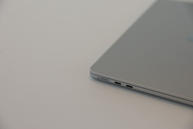 Ảnh thực tế MacBook Air M2: Thiết kế mới nhẹ hơn Air M1, màn hình "tai thỏ", có sạc MagSafe - Ảnh 5. Ảnh thực tế MacBook Air M2: Thiết kế mới nhẹ hơn Air M1, màn hình "tai thỏ", có sạc MagSafe - Ảnh 5.