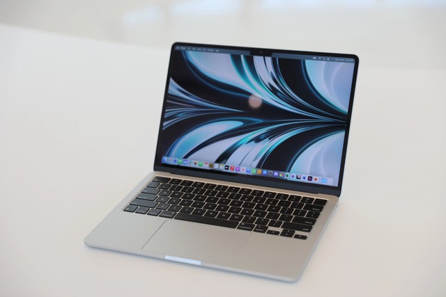 Ảnh thực tế MacBook Air M2: Thiết kế mới nhẹ hơn Air M1, màn hình "tai thỏ", có sạc MagSafe - Ảnh 6. Ảnh thực tế MacBook Air M2: Thiết kế mới nhẹ hơn Air M1, màn hình "tai thỏ", có sạc MagSafe - Ảnh 6.