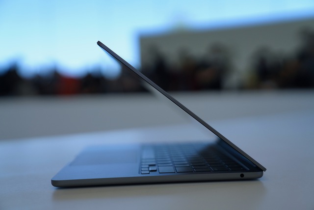 Ảnh thực tế MacBook Air M2: Thiết kế mới nhẹ hơn Air M1, màn hình "tai thỏ", có sạc MagSafe - Ảnh 9. Ảnh thực tế MacBook Air M2: Thiết kế mới nhẹ hơn Air M1, màn hình "tai thỏ", có sạc MagSafe - Ảnh 9.