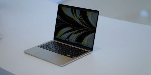 Ảnh thực tế MacBook Air M2: Thiết kế mới nhẹ hơn Air M1, màn hình "tai thỏ", có sạc MagSafe - Ảnh 10. Ảnh thực tế MacBook Air M2: Thiết kế mới nhẹ hơn Air M1, màn hình "tai thỏ", có sạc MagSafe - Ảnh 10.