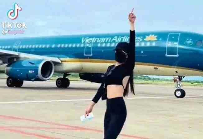 Trào lưu nhảy nhót trên TikTok, YouTube gây nguy hiểm cho an toàn bay