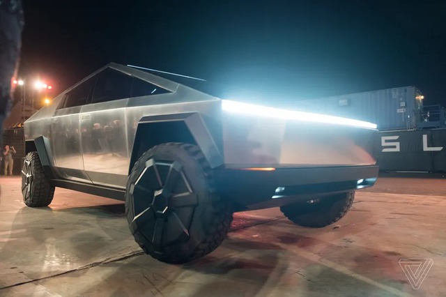 Elon Musk cho biết bán tải điện Cybertruck sẽ ra mắt vào hè năm 2023