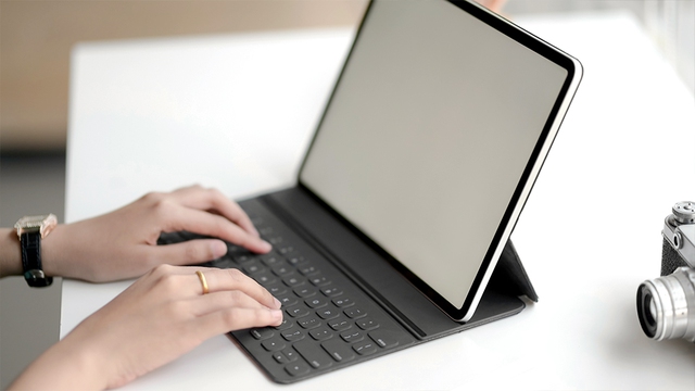 iPadOS ngày càng xịn nhưng muốn trải nghiệm giống máy tính hơn, trước tiên phải có đế nâng màn hình này