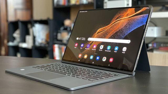 iPadOS ngày càng xịn nhưng muốn trải nghiệm giống máy tính hơn, trước tiên phải có đế nâng màn hình này - Ảnh 2.