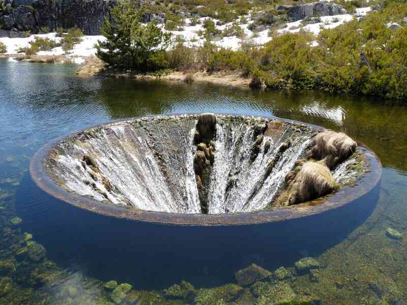 Lý giải bí ẩn về "đường đến địa ngục" giữa lòng hồ Laca Serra da Estrela ở Bồ Đào Nha