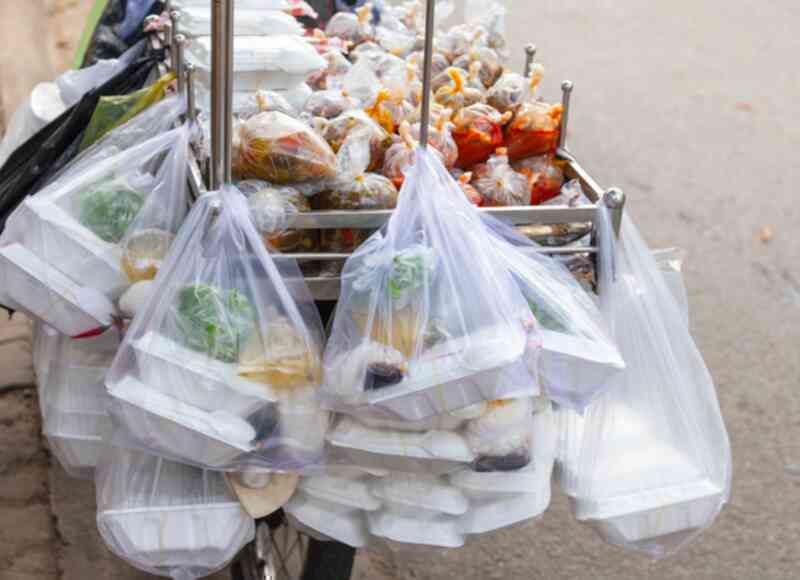 Việt Nam thải 3,1 triệu tấn chất thải nhựa, World Bank đề xuất tính phí cốc cà phê nhựa, cấm ống hút nhựa, túi nhựa từ năm 2024