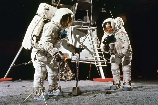 Có gì đặc biệt mà cả 3 xác gián Đức và bụi Mặt trăng đem bán đấu giá đều bị NASA đòi lại