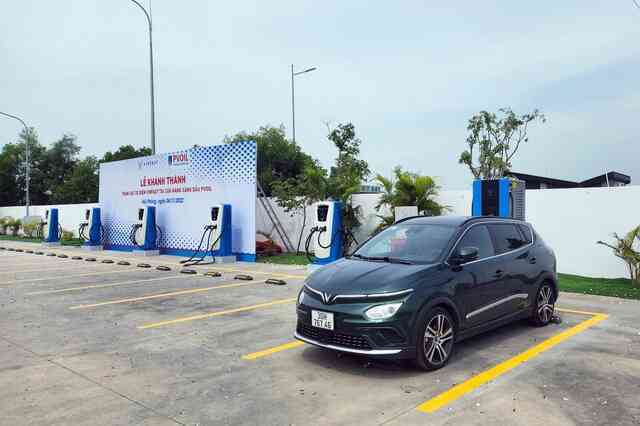 Xe điện VinFast đã có thể vào trạm xăng để sạc pin - Ảnh 3. Xe điện VinFast đã có thể vào trạm xăng để sạc pin - Ảnh 3.