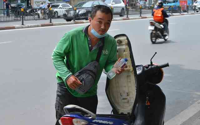 Chùm ảnh: Shipper, xe ôm công nghệ ở Hà Nội vật vã mưu sinh dưới cái nắng 37 độ C - Ảnh 12.