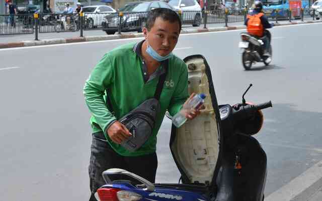 Chùm ảnh: Shipper, xe ôm công nghệ ở Hà Nội vật vã mưu sinh dưới cái nắng 37 độ C - Ảnh 12. Chùm ảnh: Shipper, xe ôm công nghệ ở Hà Nội vật vã mưu sinh dưới cái nắng 37 độ C - Ảnh 12.