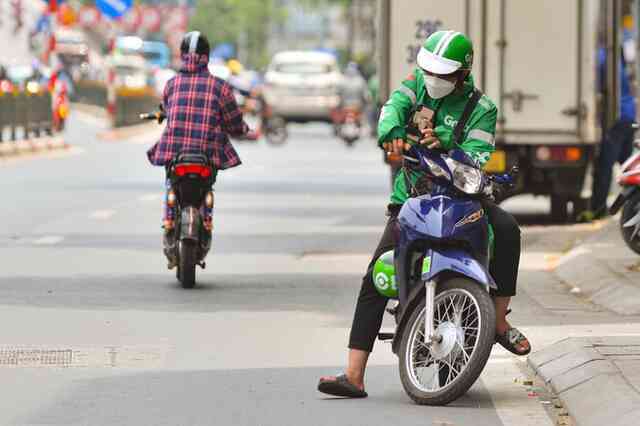 Chùm ảnh: Shipper, xe ôm công nghệ ở Hà Nội vật vã mưu sinh dưới cái nắng 37 độ C - Ảnh 6. Chùm ảnh: Shipper, xe ôm công nghệ ở Hà Nội vật vã mưu sinh dưới cái nắng 37 độ C - Ảnh 6.