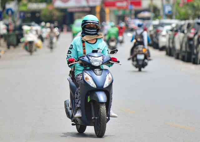 Chùm ảnh: Shipper, xe ôm công nghệ ở Hà Nội vật vã mưu sinh dưới cái nắng 37 độ C - Ảnh 7. Chùm ảnh: Shipper, xe ôm công nghệ ở Hà Nội vật vã mưu sinh dưới cái nắng 37 độ C - Ảnh 7.