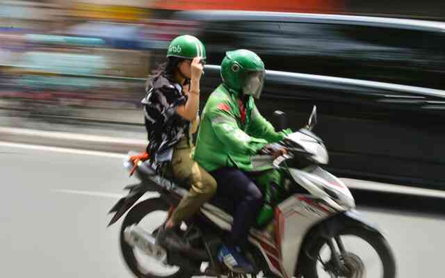 Chùm ảnh: Shipper, xe ôm công nghệ ở Hà Nội vật vã mưu sinh dưới cái nắng 37 độ C - Ảnh 8. Chùm ảnh: Shipper, xe ôm công nghệ ở Hà Nội vật vã mưu sinh dưới cái nắng 37 độ C - Ảnh 8.