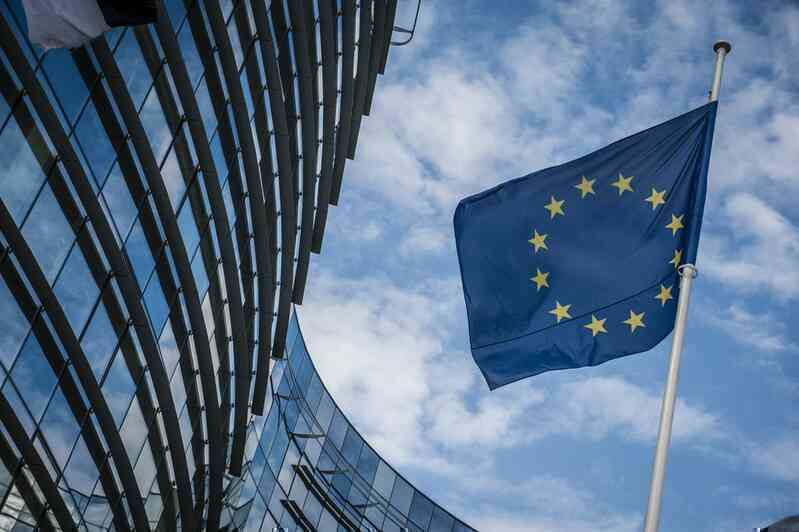 EU thông qua hai đạo luật quan trọng để kìm cương Apple, Google