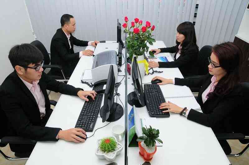 Thất nghiệp, giới trẻ đua nhau làm công việc kì lạ: Đóng giả nhân viên văn phòng, ngồi chơi điện thoại 3 tiếng kiếm 300 nghìn đồng - Ảnh 1. Thất nghiệp, giới trẻ đua nhau làm công việc kì lạ: Đóng giả nhân viên văn phòng, ngồi chơi điện thoại 3 tiếng kiếm 300 nghìn đồng - Ảnh 1.