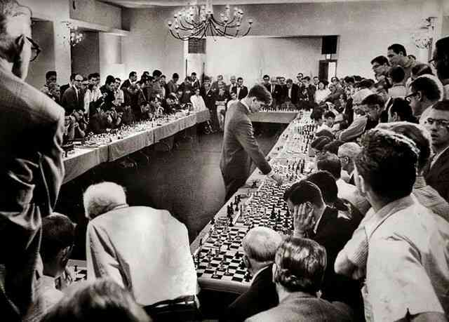 Bobby Fischer: Kẻ lập dị, một mình thi đấu cờ vua với 50 đối thủ cùng lúc