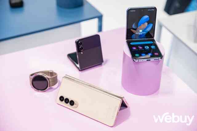 Cận cảnh điện thoại gập Galaxy Z Fold/ Z Flip thế hệ thứ 4 tại Việt Nam: Thiết kế gọn nhẹ, thêm nhiều tính năng đa nhiệm, pin lớn hơn, dùng Snapdragon 8  Gen1 - Ảnh 1.