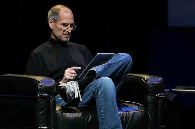 Nhà thiết kế áo cổ lọ đen huyền thoại cho Steve Jobs qua đời ở tuổi 84 - Ảnh 3.