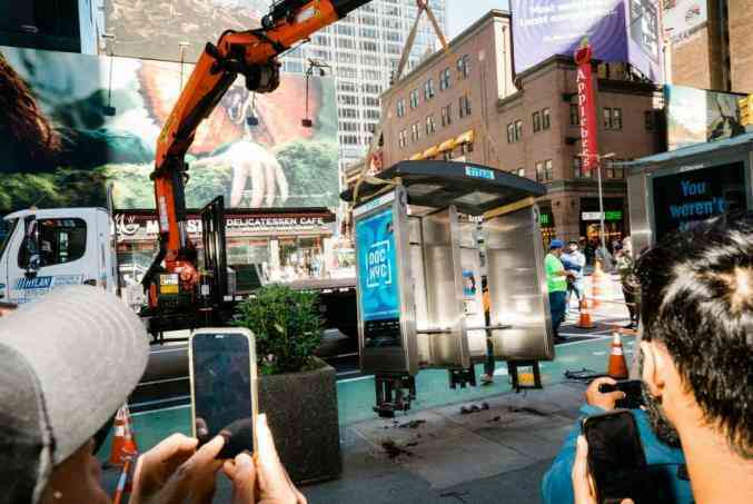 Người dân New York hoài niệm quá khứ khi bốt điện thoại công cộng cuối cùng bị tháo dỡ - Ảnh 2. Người dân New York hoài niệm quá khứ khi bốt điện thoại công cộng cuối cùng bị tháo dỡ - Ảnh 2.