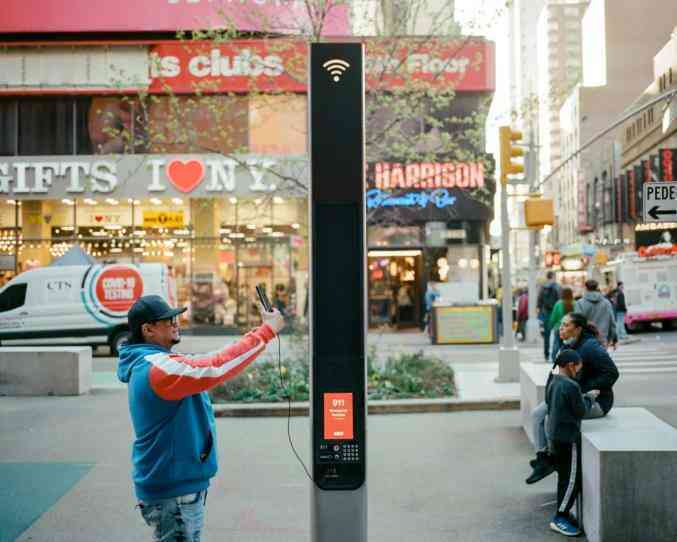 Người dân New York hoài niệm quá khứ khi bốt điện thoại công cộng cuối cùng bị tháo dỡ - Ảnh 21. Người dân New York hoài niệm quá khứ khi bốt điện thoại công cộng cuối cùng bị tháo dỡ - Ảnh 21.