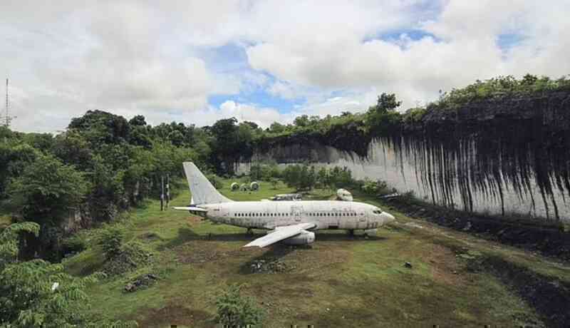 Bí ẩn đằng sau chiếc Boeing 737 bị bỏ quên trên cánh đồng ở Bali suốt nhiều năm trời - Ảnh 3. Bí ẩn đằng sau chiếc Boeing 737 bị bỏ quên trên cánh đồng ở Bali suốt nhiều năm trời - Ảnh 3.