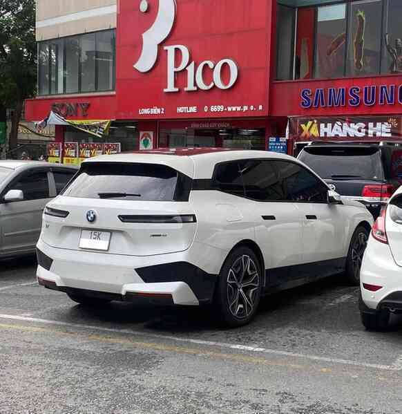 BMW iX đầu tiên tại Việt Nam ra biển số - SUV điện ngang cỡ VinFast VF 8