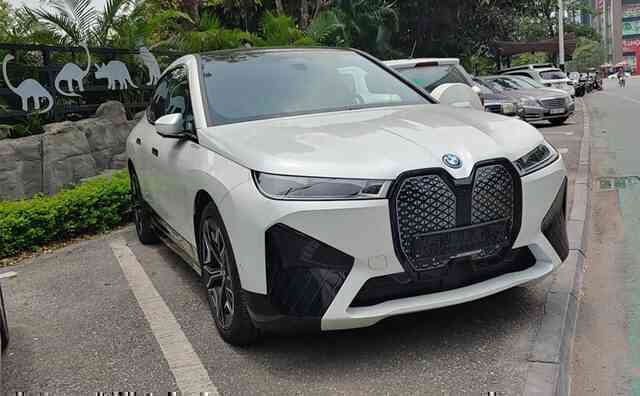 BMW iX đầu tiên tại Việt Nam ra biển số - SUV điện ngang cỡ VinFast VF 8 - Ảnh 2. BMW iX đầu tiên tại Việt Nam ra biển số - SUV điện ngang cỡ VinFast VF 8 - Ảnh 2.