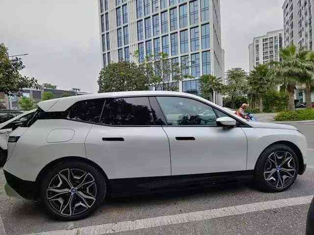 BMW iX đầu tiên tại Việt Nam ra biển số - SUV điện ngang cỡ VinFast VF 8 - Ảnh 4. BMW iX đầu tiên tại Việt Nam ra biển số - SUV điện ngang cỡ VinFast VF 8 - Ảnh 4.
