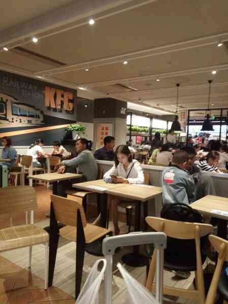 Cụ ông mua bánh ở KFC không được khuyến mãi phản ánh sự chật vật của nhóm người 'yếu thế' trong thế giới công nghệ hiện đại