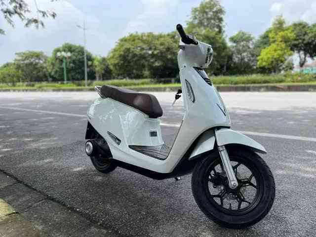 VinFast Evo 200 tiếp tục lộ diện, 'màu áo' bắt mắt, sạc một lần đi 200km - Ảnh 2. VinFast Evo 200 tiếp tục lộ diện, 'màu áo' bắt mắt, sạc một lần đi 200km - Ảnh 2.