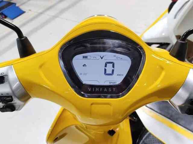 VinFast Evo 200 tiếp tục lộ diện, 'màu áo' bắt mắt, sạc một lần đi 200km - Ảnh 4. VinFast Evo 200 tiếp tục lộ diện, 'màu áo' bắt mắt, sạc một lần đi 200km - Ảnh 4.