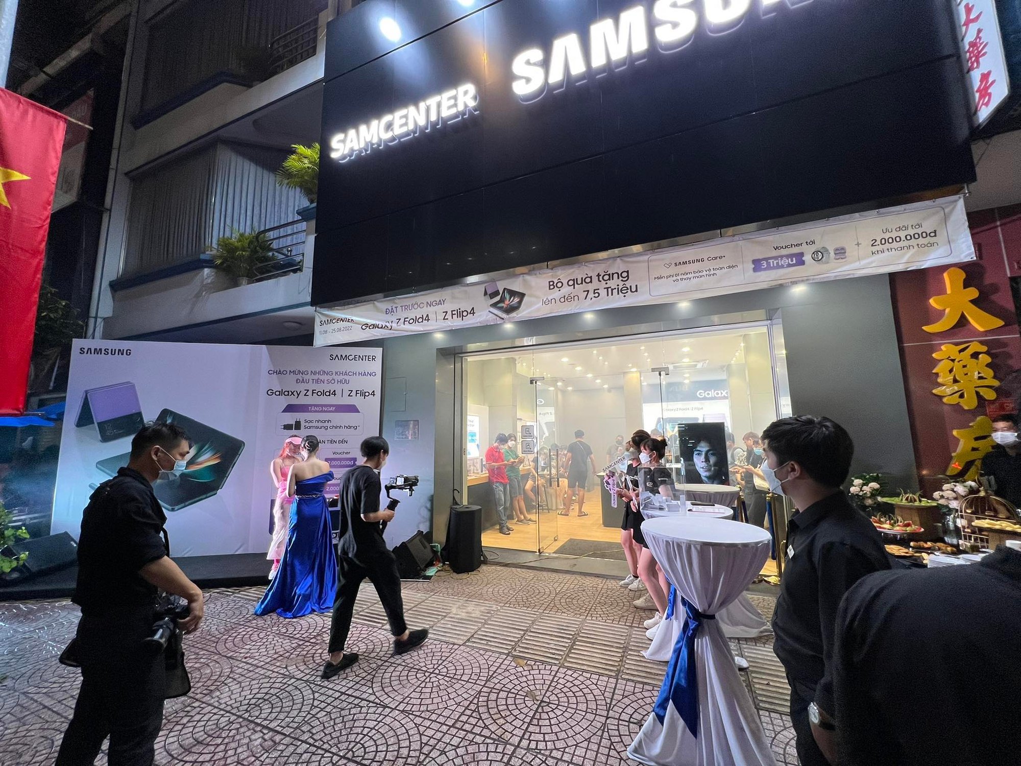 Galaxy Z Fold4 và Flip4 mở bán tại Việt Nam: Thiết kế không đổi nhưng vẫn nhiều người mua