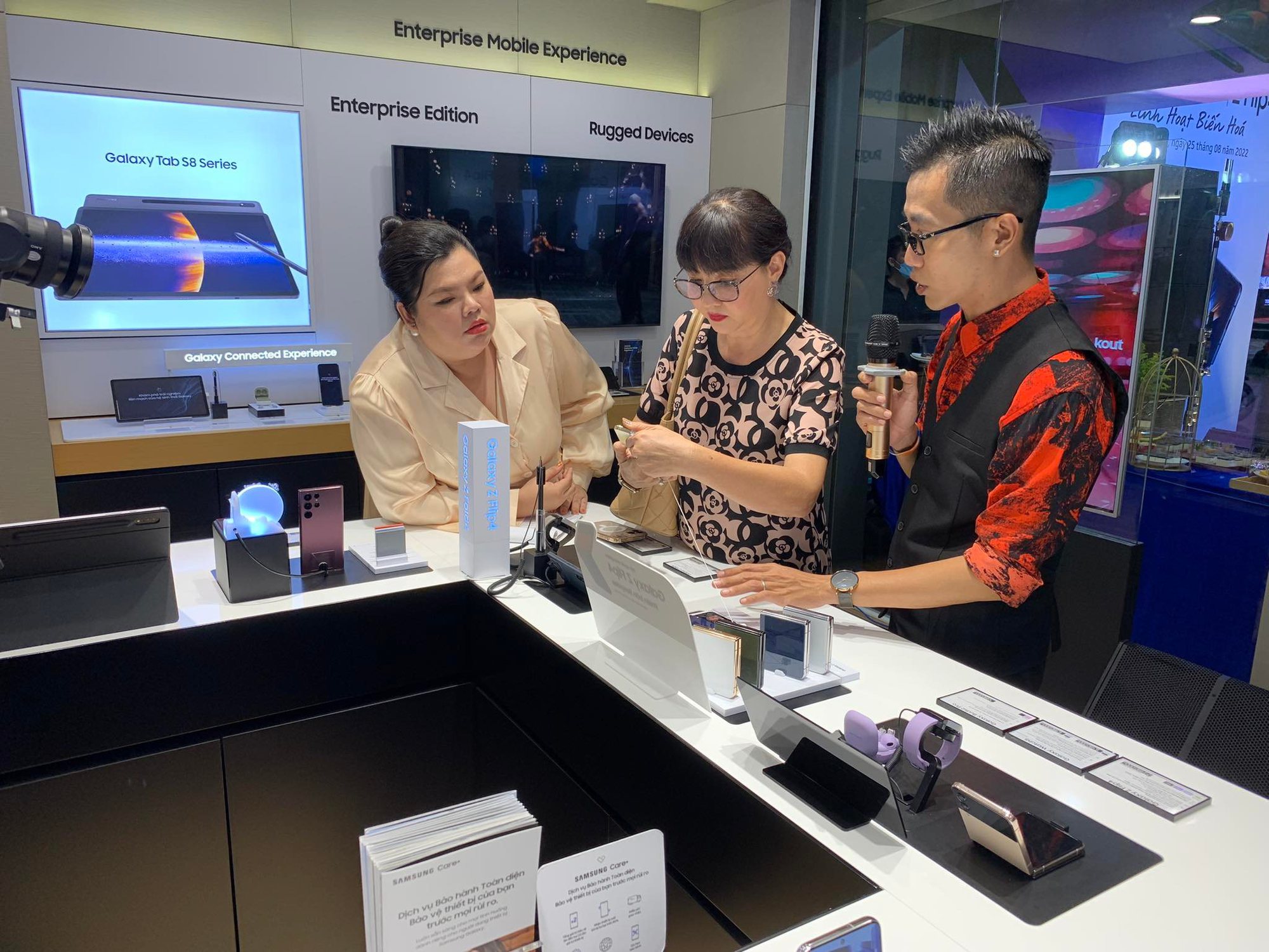 Galaxy Z Fold4 và Flip4 mở bán tại Việt Nam: Thiết kế không đổi nhưng vẫn nhiều người mua - Ảnh 2. Galaxy Z Fold4 và Flip4 mở bán tại Việt Nam: Thiết kế không đổi nhưng vẫn nhiều người mua - Ảnh 2.
