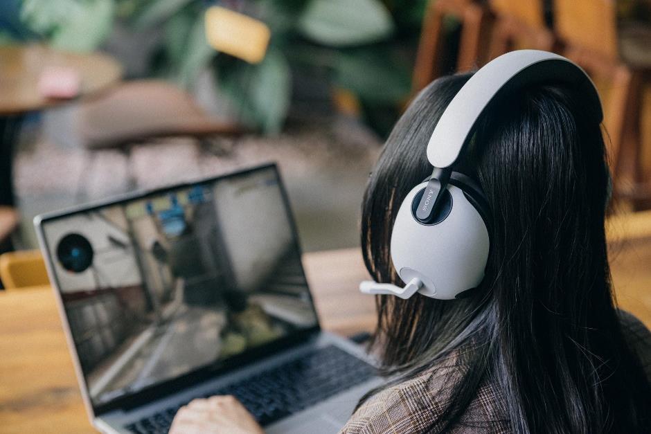 Tai nghe không dây Sony INZONE H7: Hội tụ đủ yếu tố dành cho dân chơi game - Ảnh 12. Tai nghe không dây Sony INZONE H7: Hội tụ đủ yếu tố dành cho dân chơi game - Ảnh 12.