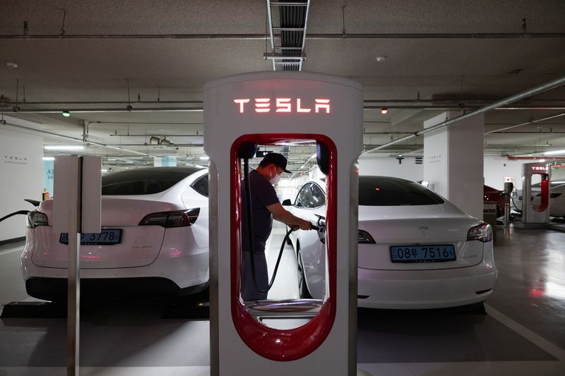 Giấc mơ làm giàu của người Hàn Quốc: Nhà có thể không có, nhưng cổ phiếu Tesla nhất định phải mua