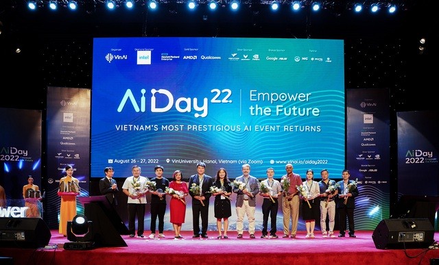 VinAI công bố 2 sản phẩm hỗ trợ lái xe an toàn, xe điện VinFast như 'hổ mọc thêm cánh'