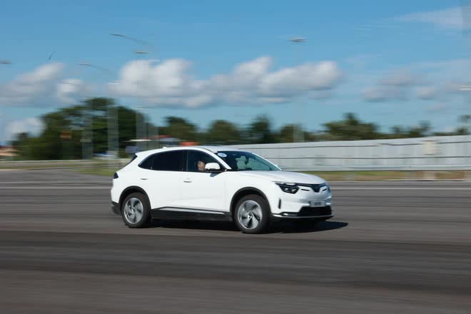 VinFast trình diễn công nghệ trợ lái nâng cao: Buông vô lăng ở 120km/h, xe tự đánh lái
