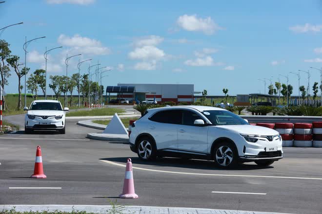 VinFast trình diễn công nghệ trợ lái nâng cao: Buông vô lăng ở 120km/h, xe tự đánh lái - Ảnh 2. VinFast trình diễn công nghệ trợ lái nâng cao: Buông vô lăng ở 120km/h, xe tự đánh lái - Ảnh 2.