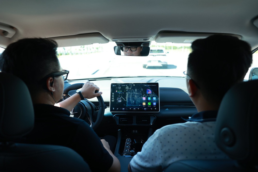 VinFast trình diễn công nghệ trợ lái nâng cao: Buông vô lăng ở 120km/h, xe tự đánh lái - Ảnh 3. VinFast trình diễn công nghệ trợ lái nâng cao: Buông vô lăng ở 120km/h, xe tự đánh lái - Ảnh 3.