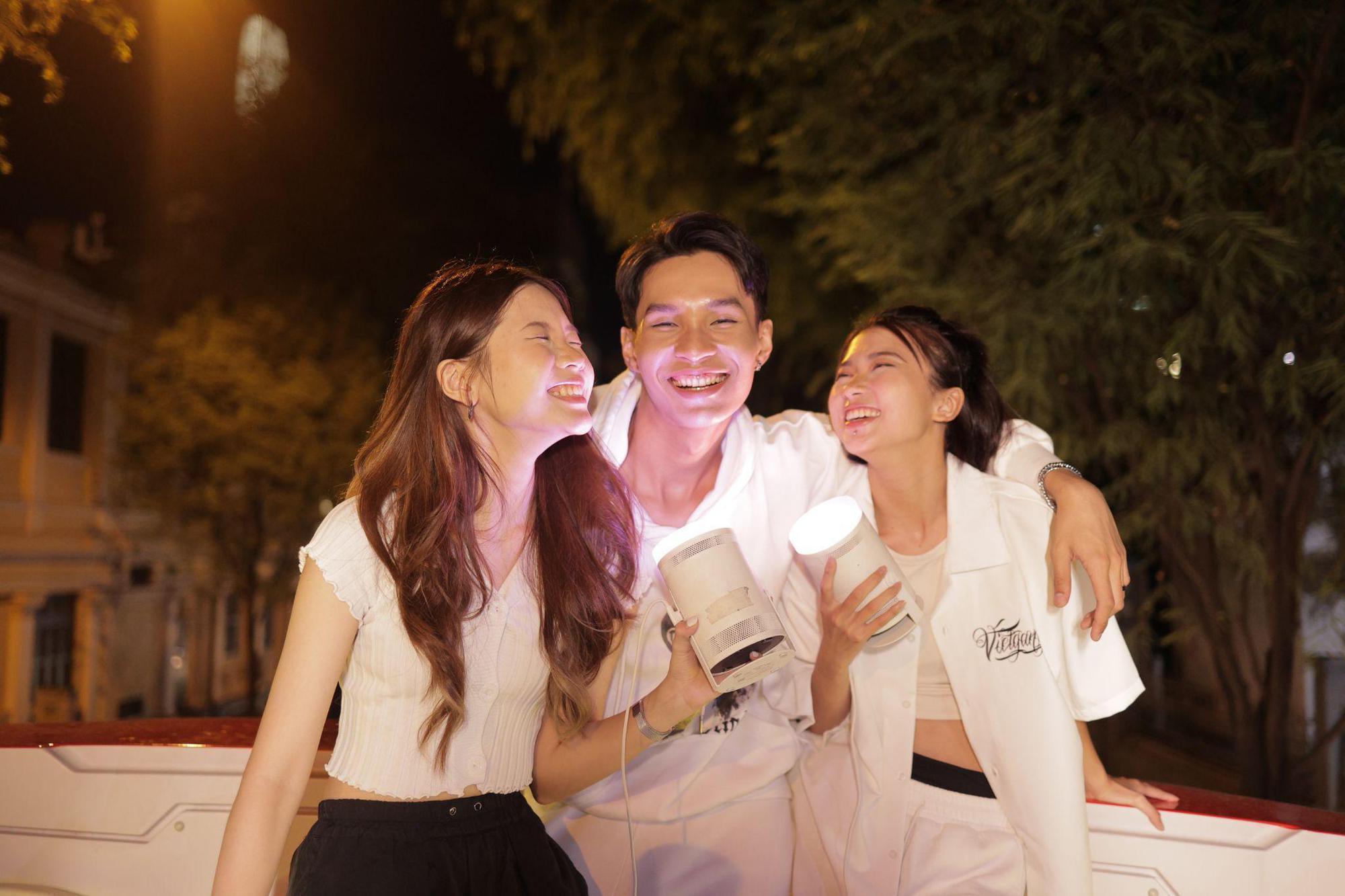Người trẻ thích dịch chuyển và xu hướng mang cả rạp chiếu phim bên mình