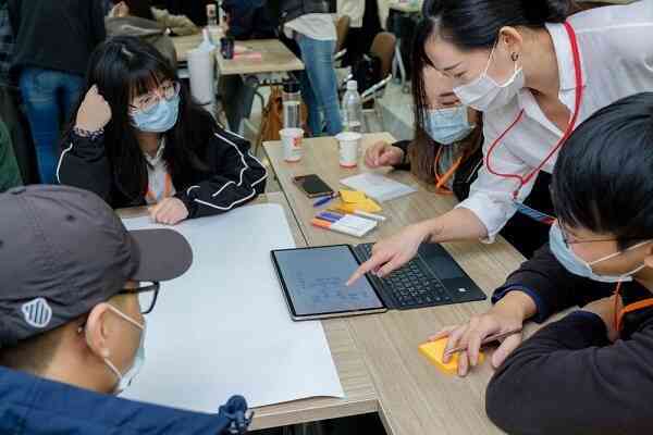 Sẵn sàng góp sức, Top 40 Solve for Tomorrow 2022 “chạy nước rút” để hoàn thiện giải pháp vì cộng đồng