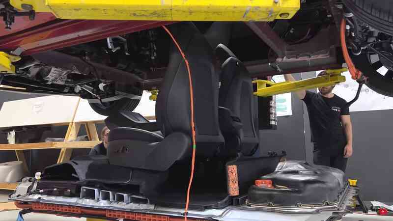 Tháo tung bộ pin 'xịn nhất' của xe điện Tesla, nhóm chuyên gia bất ngờ trước bí mật công nghệ của Elon Musk - Ảnh 3. Tháo tung bộ pin 'xịn nhất' của xe điện Tesla, nhóm chuyên gia bất ngờ trước bí mật công nghệ của Elon Musk - Ảnh 3.