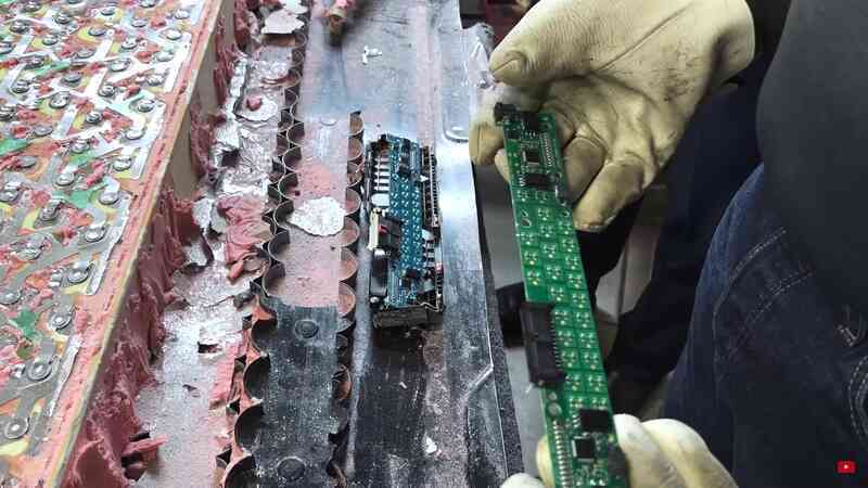 Tháo tung bộ pin 'xịn nhất' của xe điện Tesla, nhóm chuyên gia bất ngờ trước bí mật công nghệ của Elon Musk - Ảnh 10. Tháo tung bộ pin 'xịn nhất' của xe điện Tesla, nhóm chuyên gia bất ngờ trước bí mật công nghệ của Elon Musk - Ảnh 10.