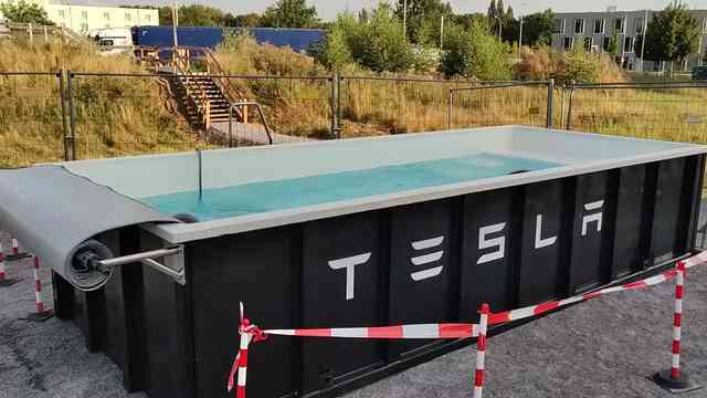 Tesla đặt hồ bơi thùng rác tại trạm sạc Supercharger