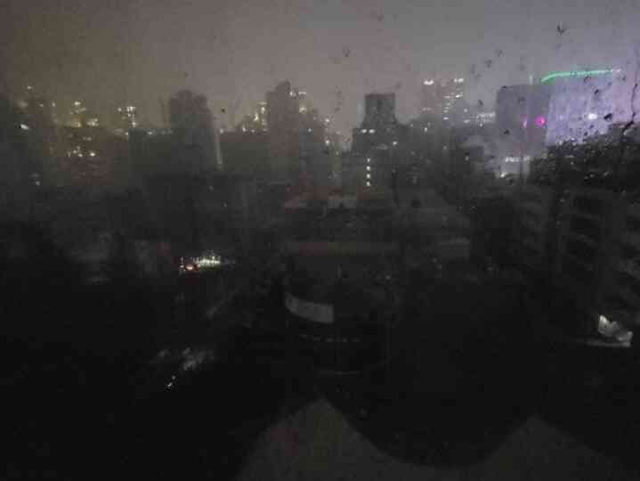 Chùm ảnh: Seoul 'xung quanh toàn là nước' trong trận mưa lớn nhất 80 năm qua, hàng loạt người phải rời bỏ nhà cửa - Ảnh 2.
