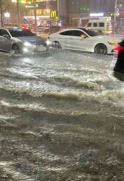 Chùm ảnh: Seoul 'xung quanh toàn là nước' trong trận mưa lớn nhất 80 năm qua, hàng loạt người phải rời bỏ nhà cửa - Ảnh 12.